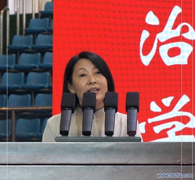 高校毕业庆典请宿管大姨上台发言