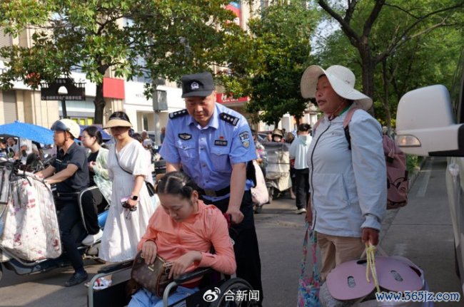 65岁奶奶拎电饭煲陪脑瘫孙女中考 温和护考路