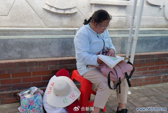 65岁奶奶拎电饭煲陪脑瘫孙女中考 温和护考路