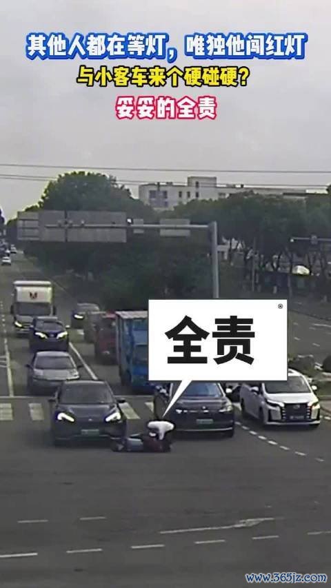 男人闯红灯与小客车硬碰硬